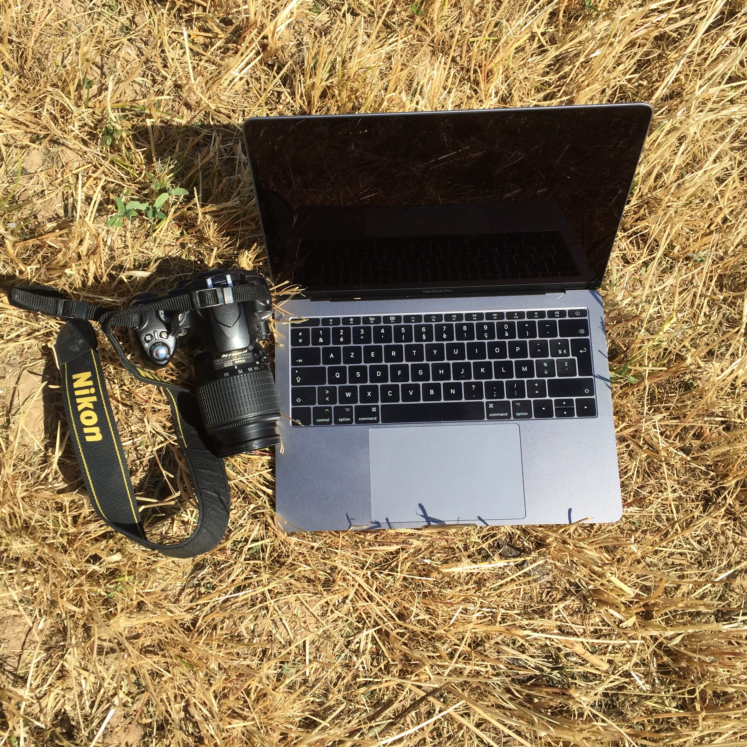 Le MacBook Pro et le Nikon D40 de LaPtiteAlsacienne dans un champs près de Soultz sous le Grand-Ballon, en Alsace.