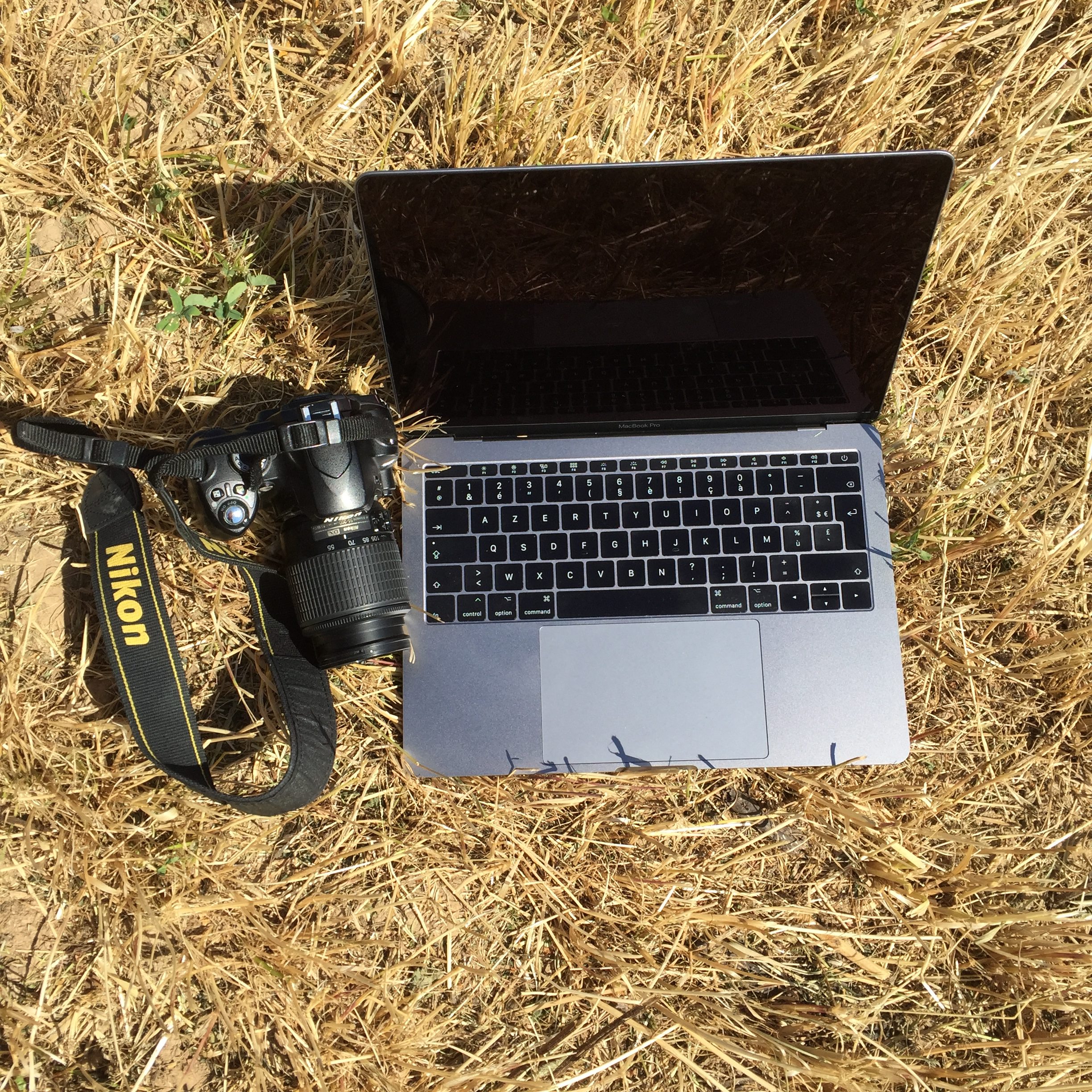MacBookPro de LaPtiteAlsacienne Le MacBook Pro et le Nikon D40 de LaPtiteAlsacienne dans un champs près de Soultz sous le Grand-Ballon, en Alsace.