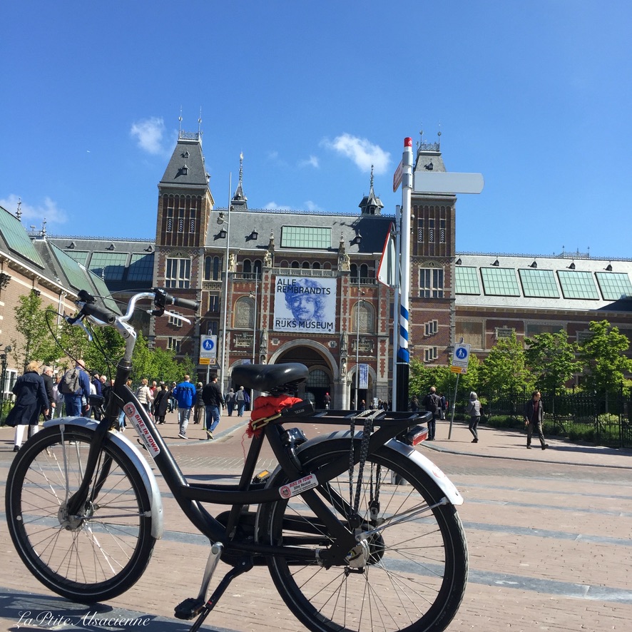 Amsterdam - Location de vélo - Photo devant le Rijks Museum - Mai 2019 - Photo by Cendrine Miesch LaPtiteAlsacienne