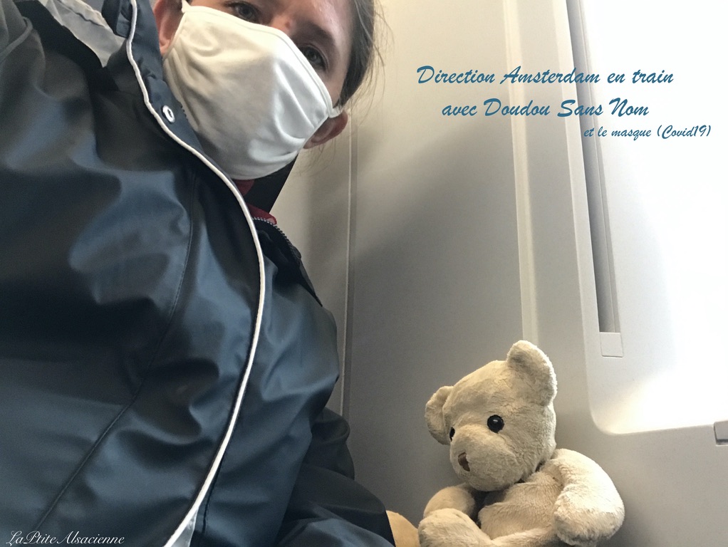 Cendrine Miesch partant en train avec Doudou Sans Nom à Amsterdam (masque du Covid19 sur le nez). 