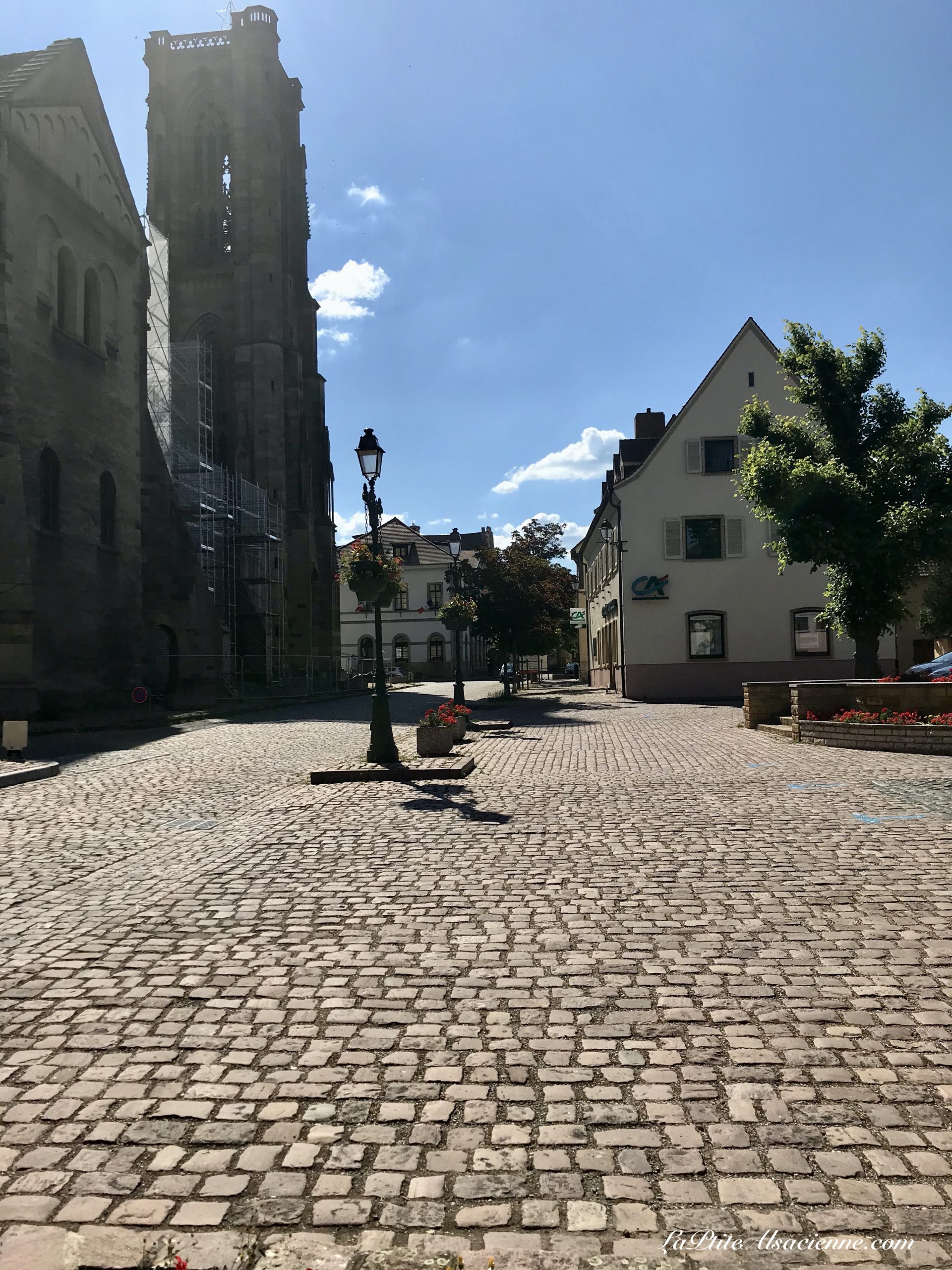 Rouffach et sa célèbre église, et ... sa route pavée ! - Photo par Cendrine Miesch dite LaPtiteAlsacienne