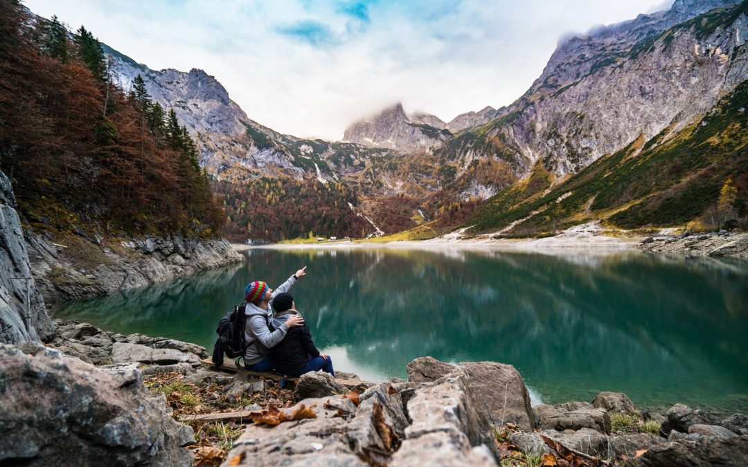 Couple d'amoureux en montagne