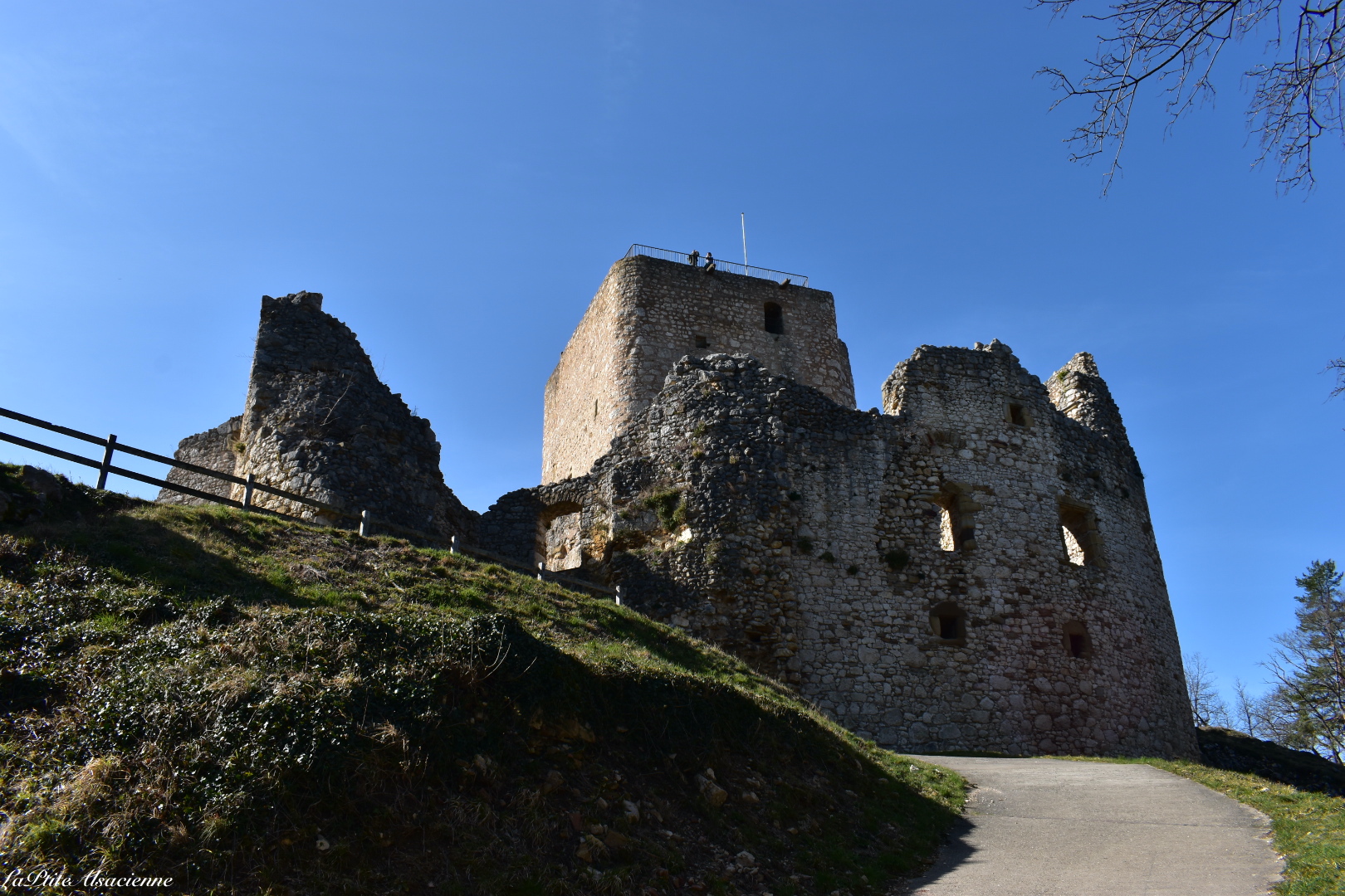 Arrivée aux Ruines du Château de Landskron