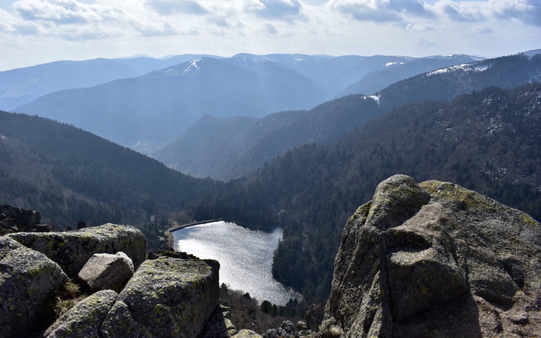 Rochers et sentier depuis Le Hohneck, vue sur le lac du Schiessrothried - Photo by Cendrine Miesch dite LaPtiteAlsacienne