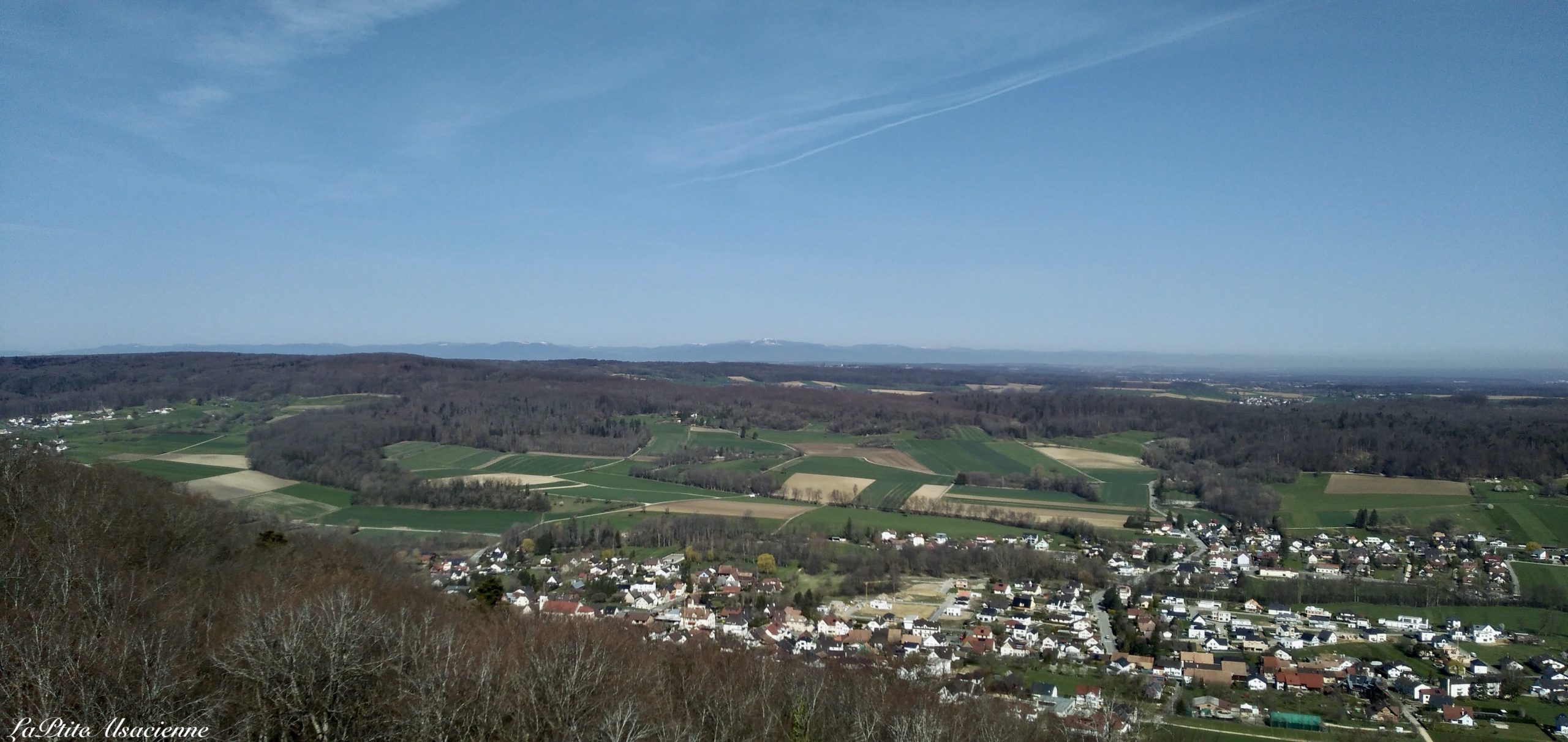 Vue magnifique sur la ligne bleue des Vosges depuis les ruines du Château de Landskron