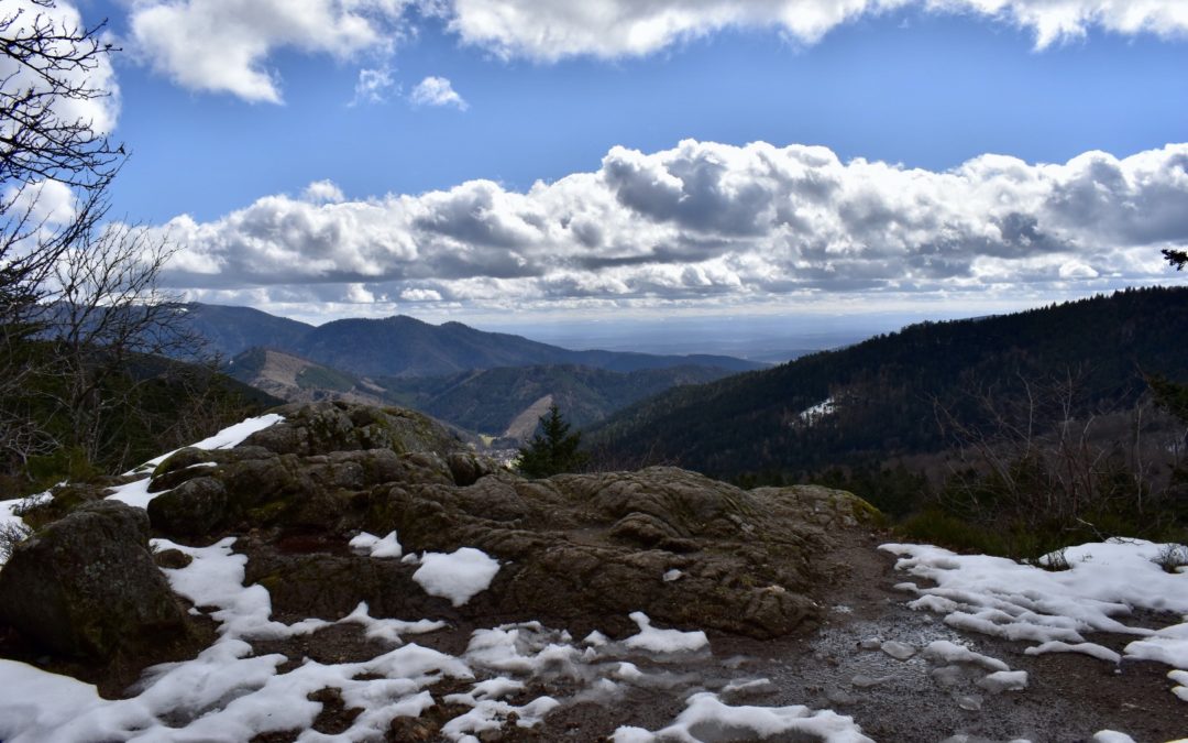 Point de vue depuis un rocher avant le Lac des Perches. Vue sur l'Alsace et les Vosges Alsaciennes