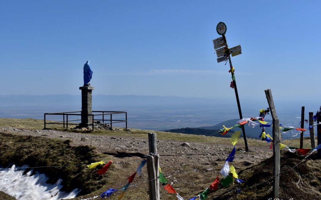 Arrivée au Petit Ballon (alt. 1272m). Vue sur l'Alsace et la ligne bleue des Vosges. Avec la Vierge Marie.