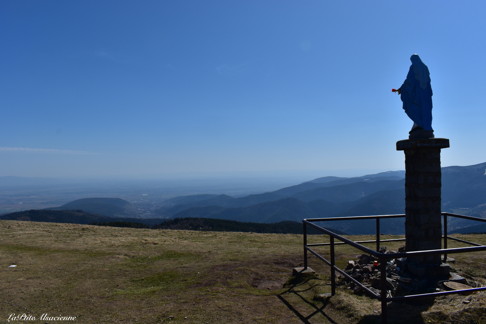 Vierge marie au dessus du Petit Ballon surplombant l'Alsace