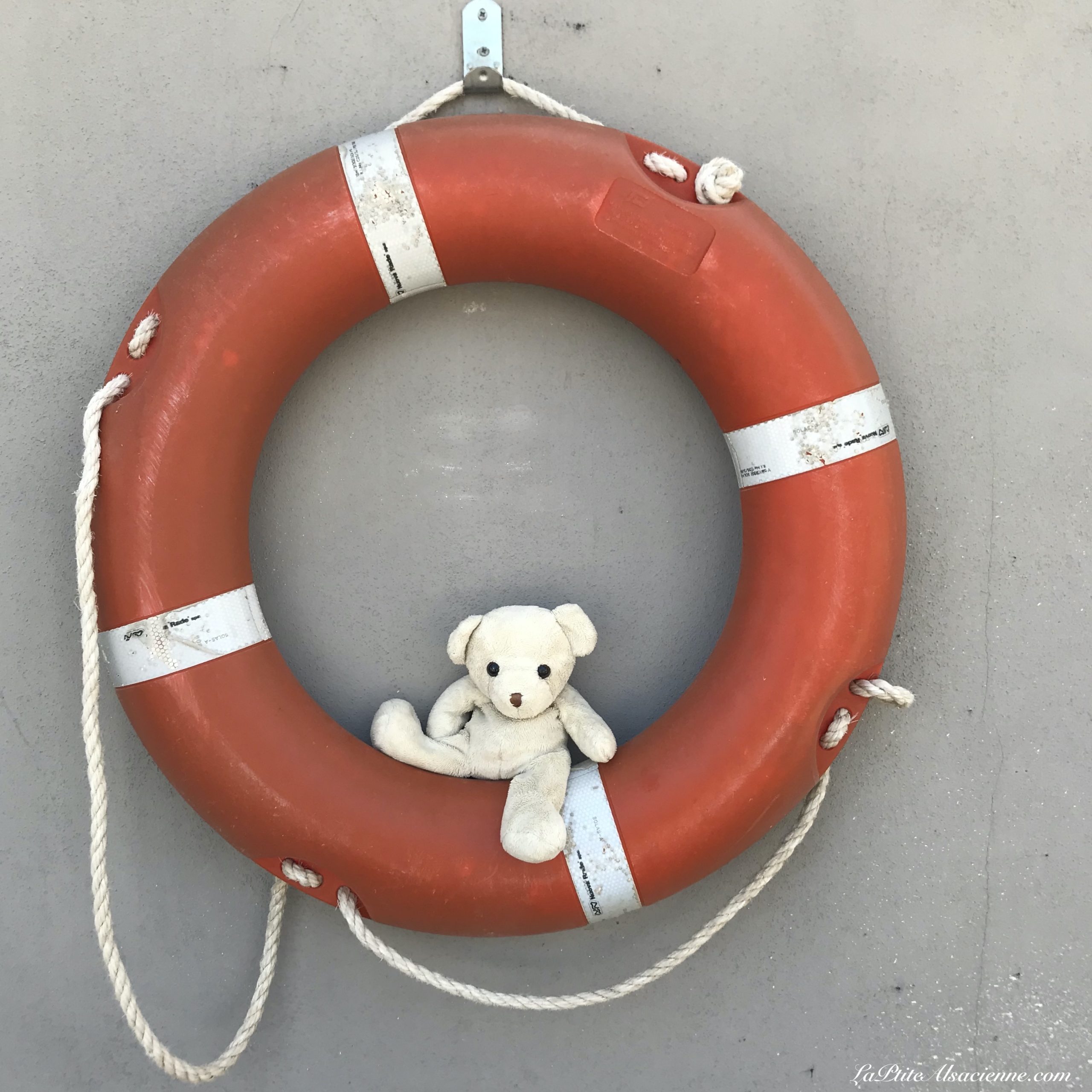 Doudou Sans Nom prend le large et pars en vacances à la mer