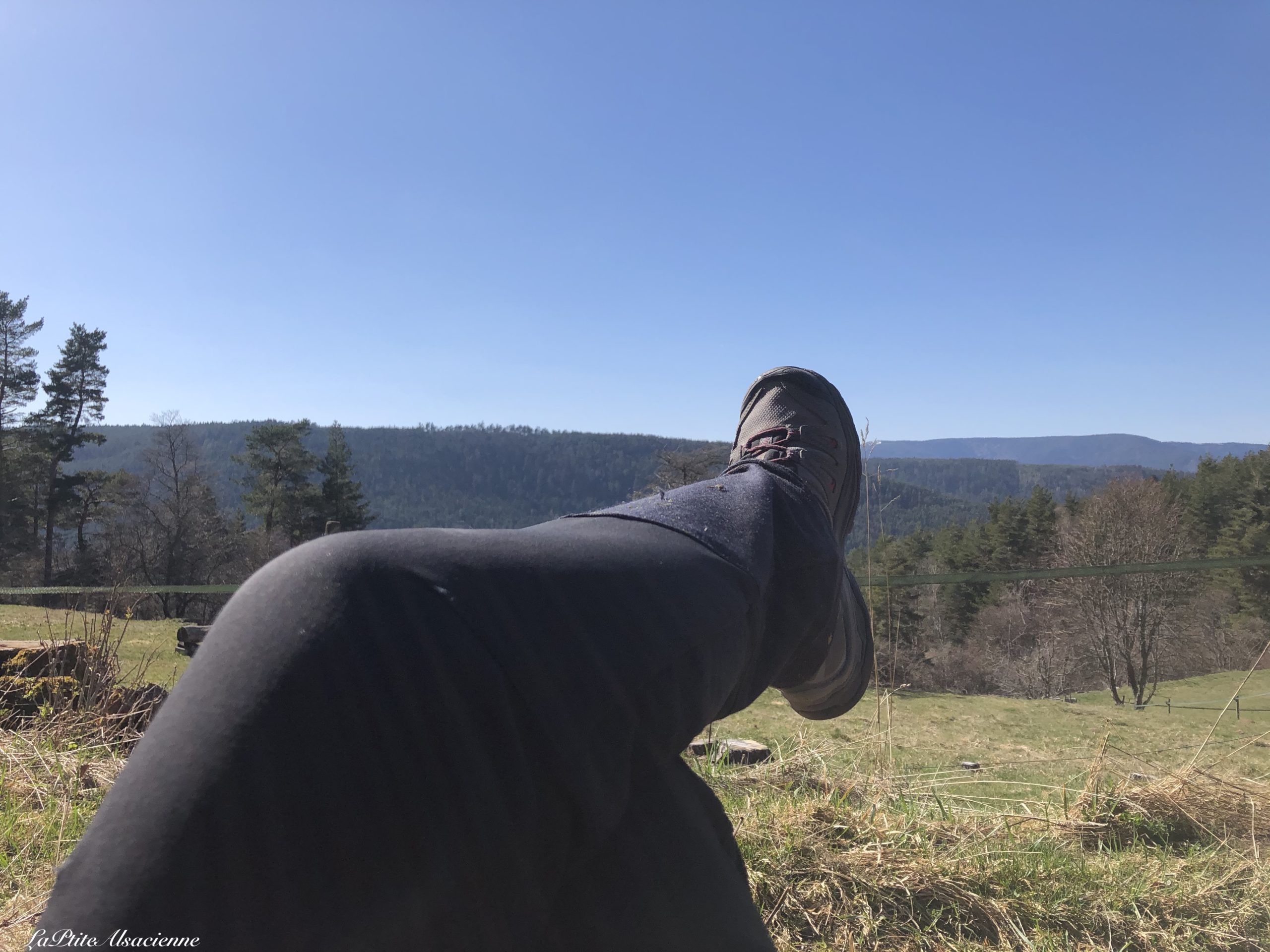 Une bonne paire de chaussures pour randonner. Ici mes Salomon Ultra X et mon pantalon de randonnée hiver. Ne pas se fier au magnifique soleil, il faisait une dizaine de degré pas plus !