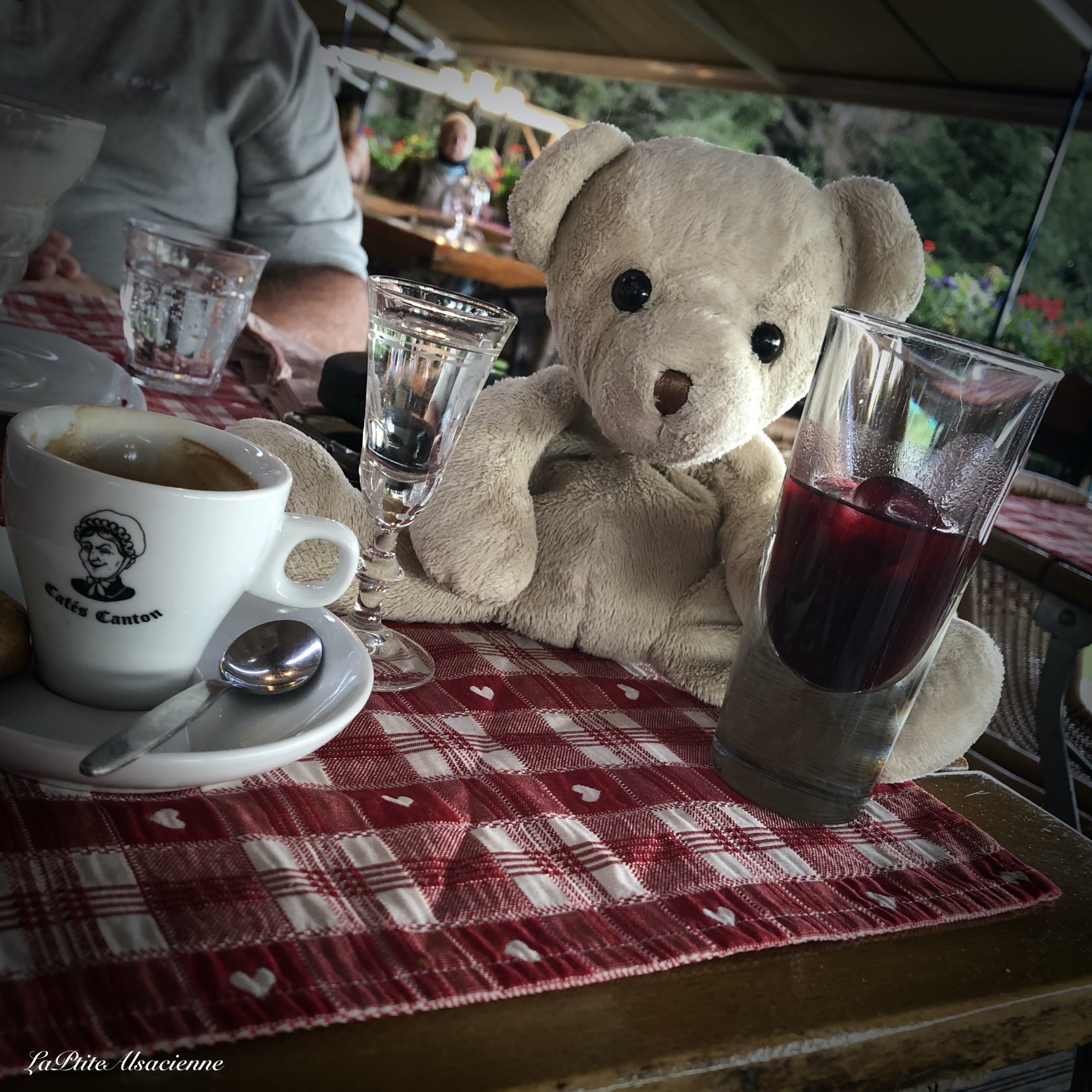 Digestif maison offert à la fin du repas - Auberge du Liézey - Photo de Cendrine Miesch avec Doudou Sans Nom