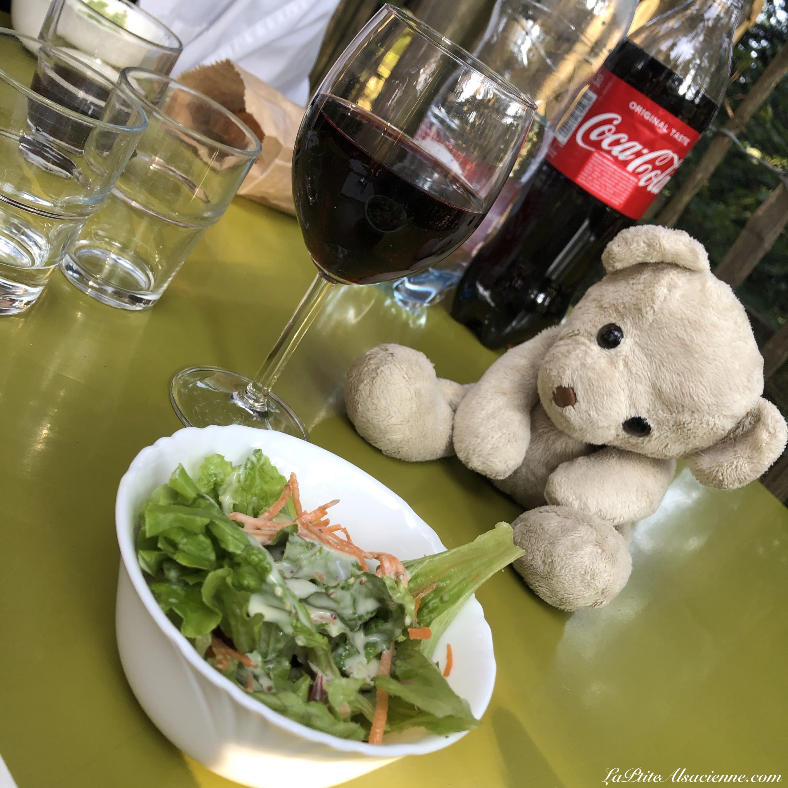 Dîner livré à la cabane, commandé chez un traiteur. Carte sur le site des Nids des Vosges. Photo avec Doudou Sans Nom. Cendrine Miesch dite LaPtiteAlsacienne