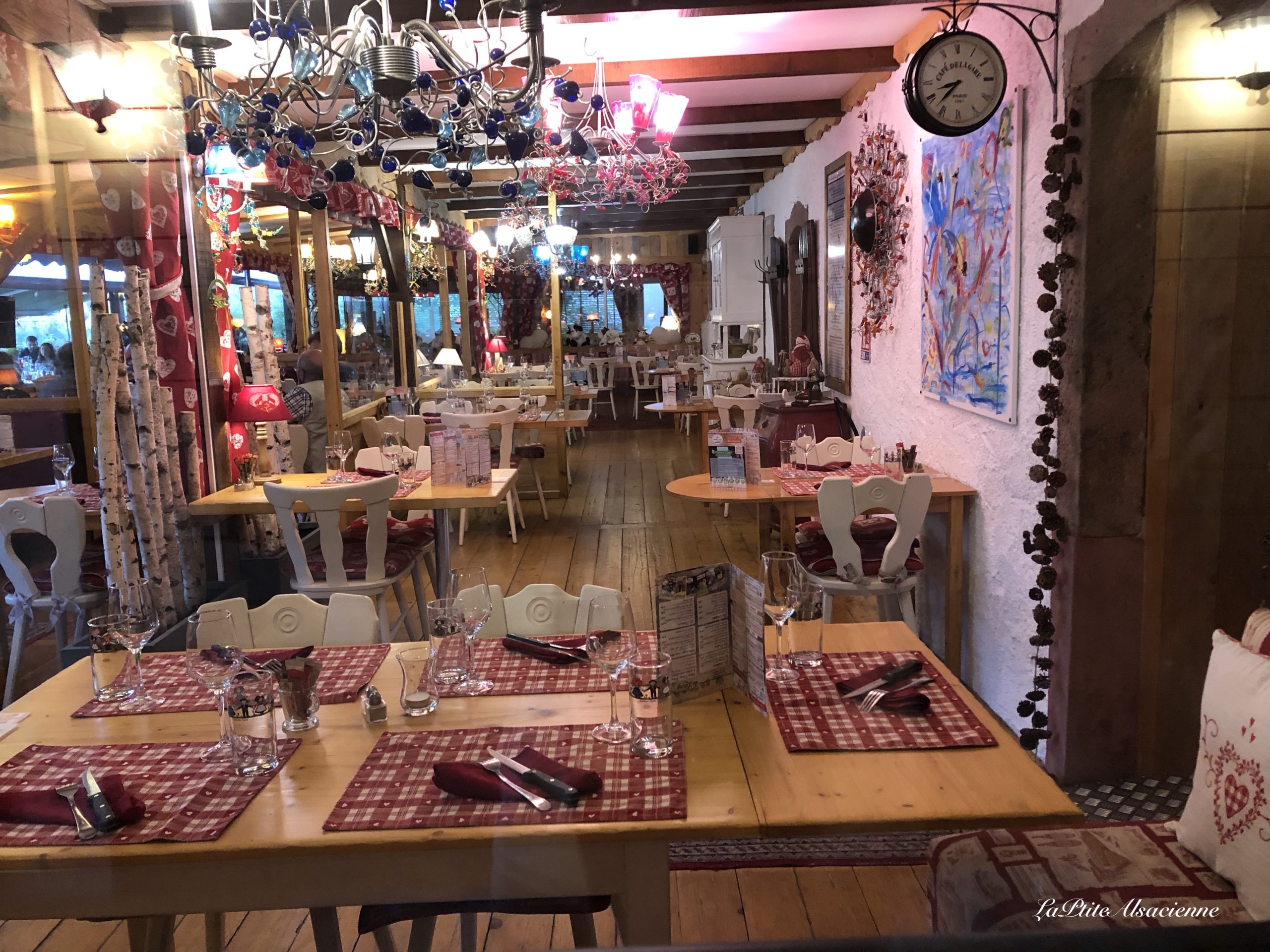 Salle de restaurant - Auberge de Liézey dans les Vosges - Photo de Cendrine Miesch dite LaPtiteAlsacienne