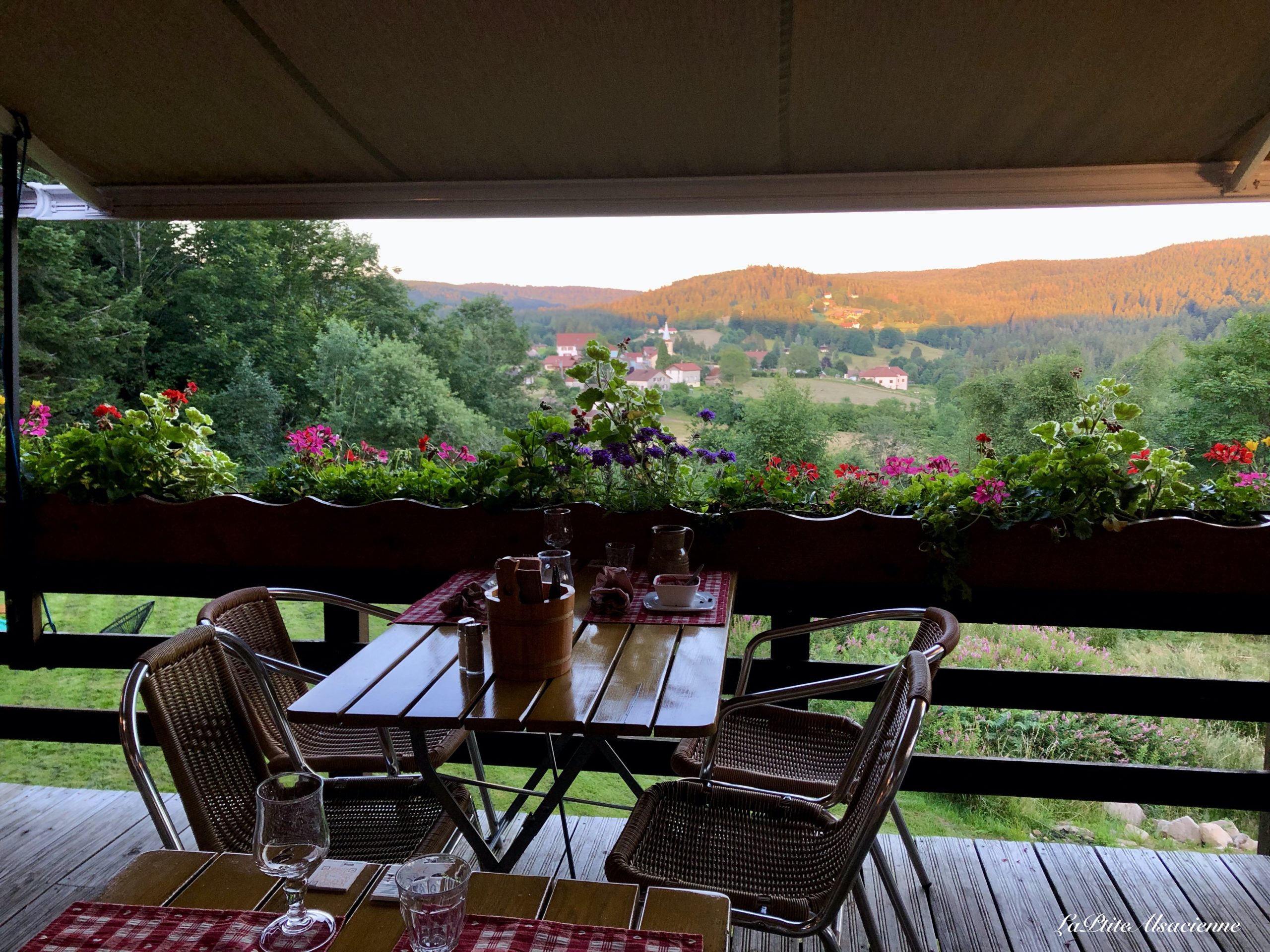 Terrasse de l'Auberge de Liézey dans les Vosges par Cendrine  Miesch dite LaPtiteAlsacienne