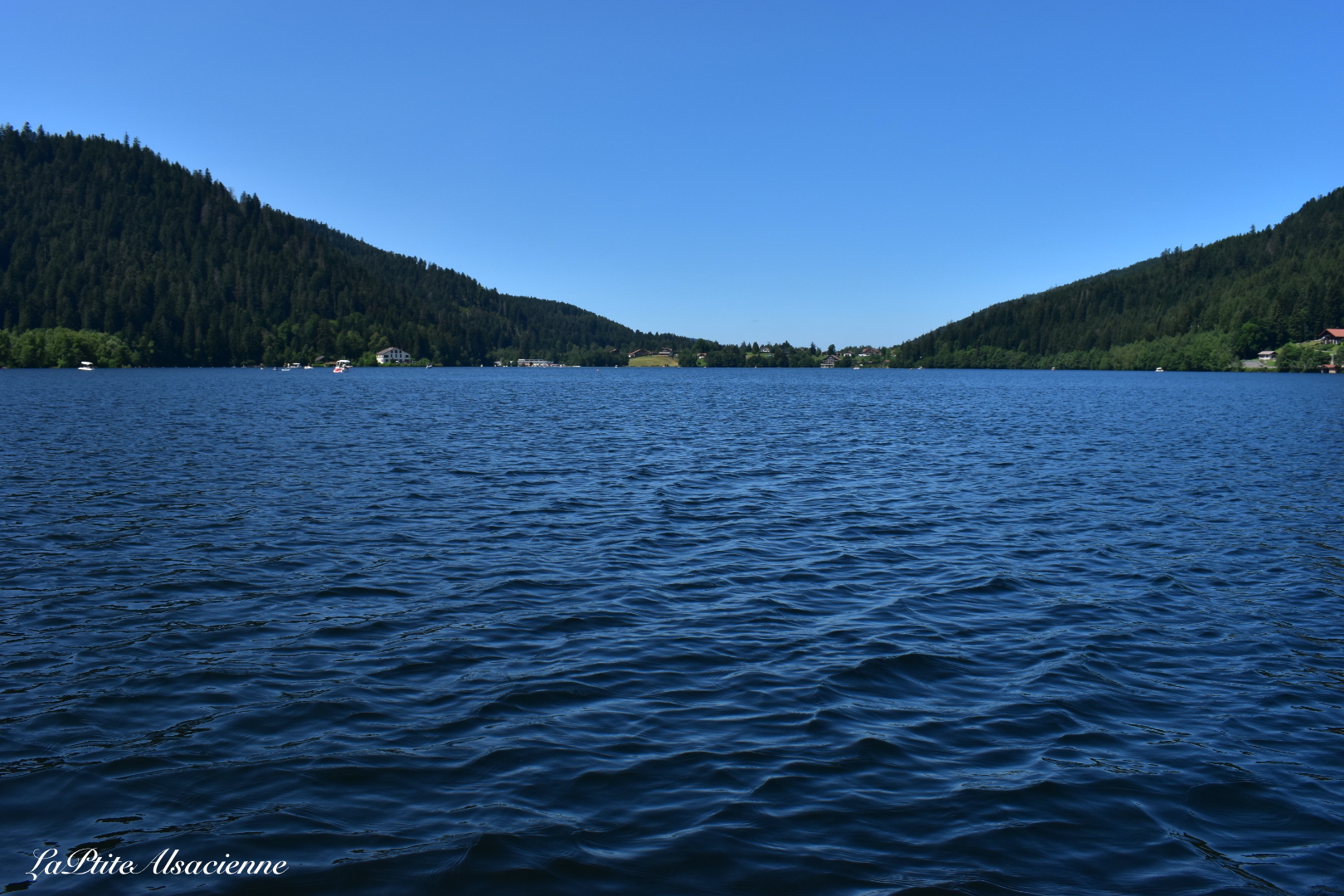 Vue sur le Lac de Gérardmer depuis le bateau solaire électrique Gogo - Photo de Cendrine Miesch dite LaPtiteAlsacienne