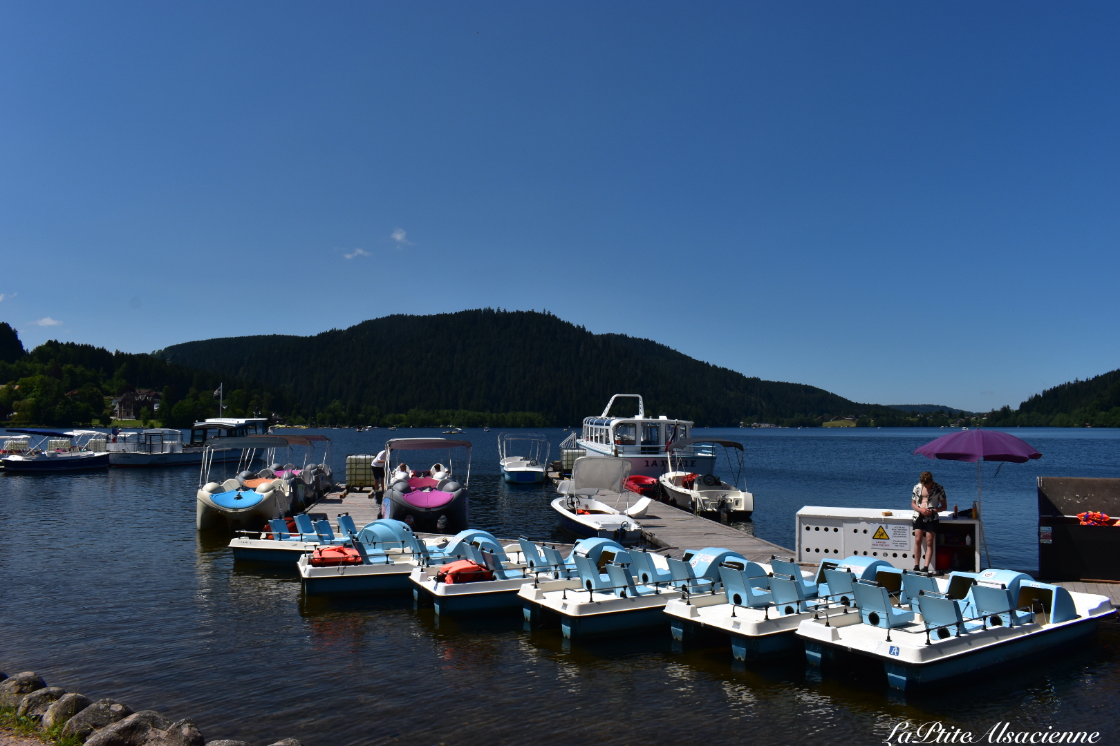 Vue sur le quai de location Bateau La Perle - Gérardmer - Photo Cendrine Miesch dite LaPtiteAlsacienne