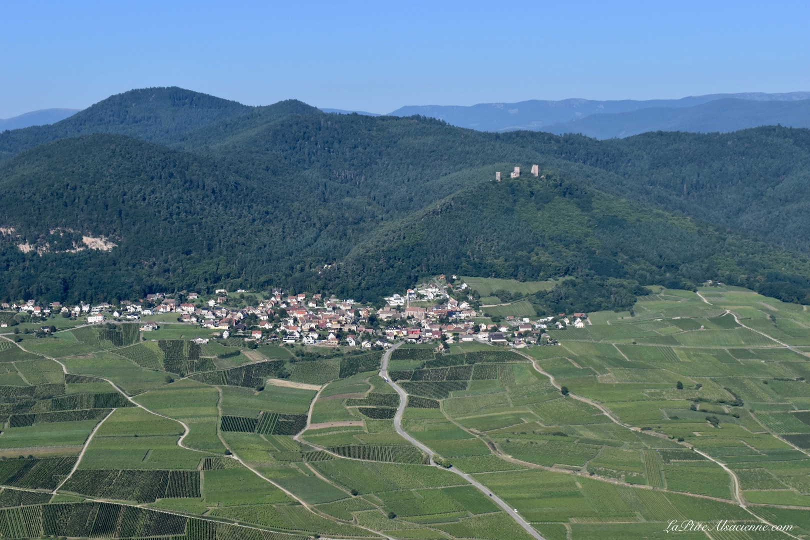 Husseren les Châteaux vue du ciel. Photo de Cendrine Miesch dite LaPtiteAlsacienne