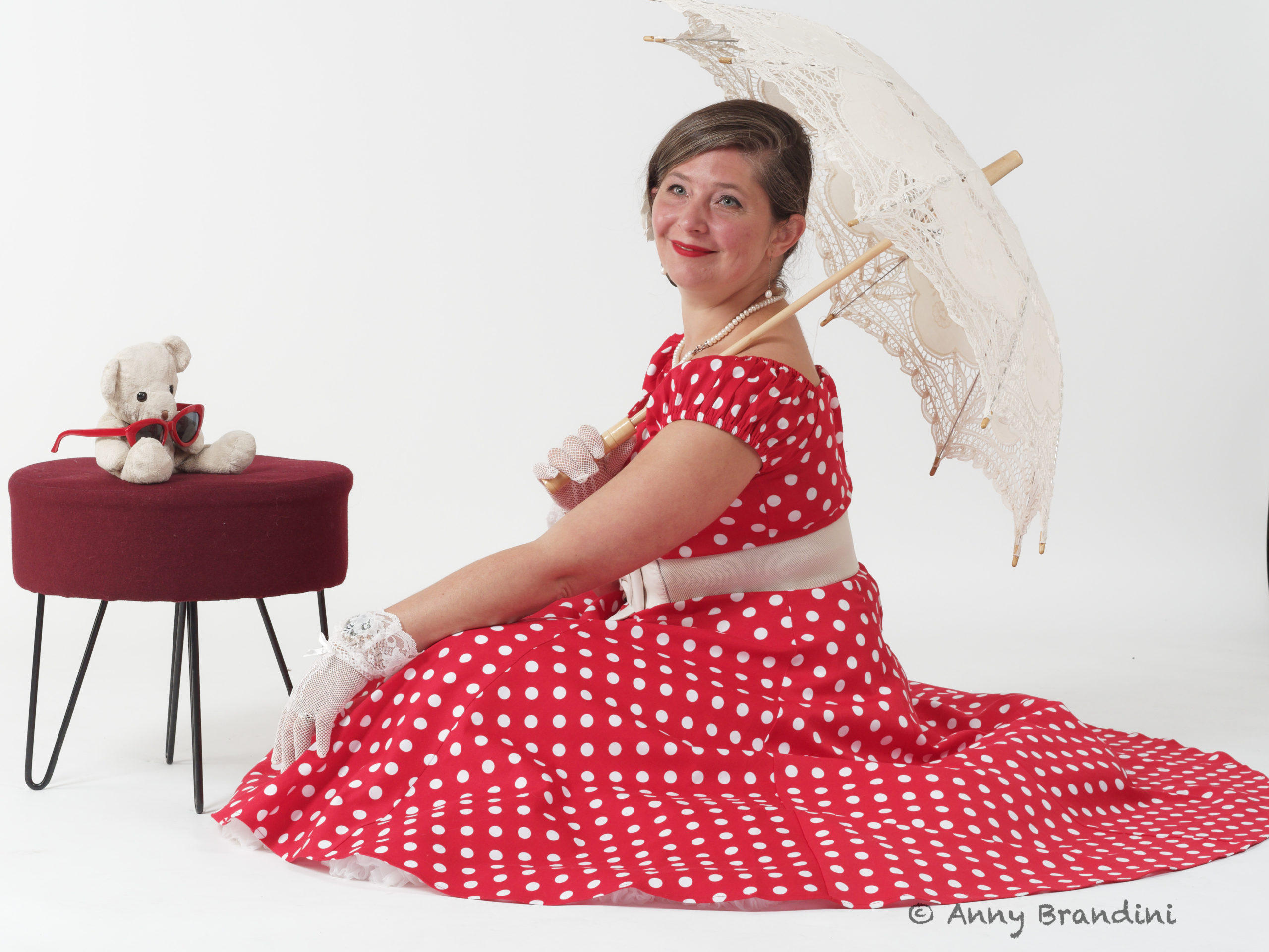 Ma robe dite "Minnie" de la Marque Collectif. Boutique 413 Burnhaupt. Accessoires : Doudou sans nom, ombrelle. Pose de Cendrine Miesch dite LaPtiteAlsacienne. Photo d'Anny Brandini. Stage de Portrait au Studio Jean Paul à Guebwiller