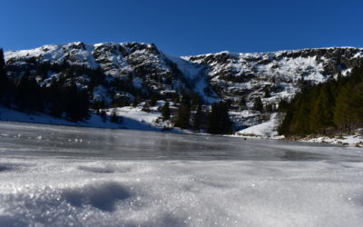 Randonnée : Lacs Blanc, Noir et Forlet sous neige, soleil et pleine lune