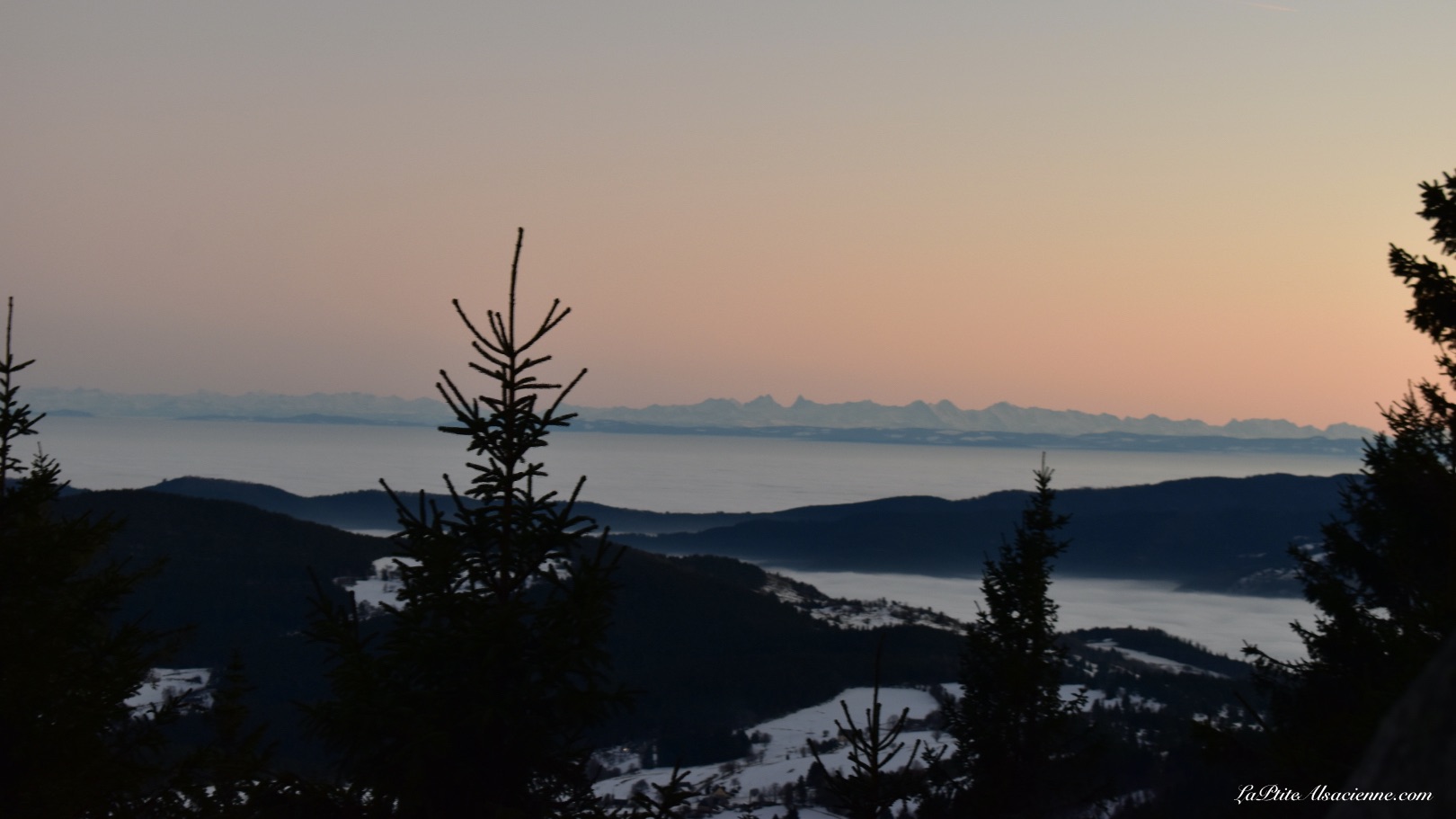 coucher de soleil sur l'Alsace - Vue sur les Alpes et le Jura. Photo de Cendrine Miesch en décembre 2021