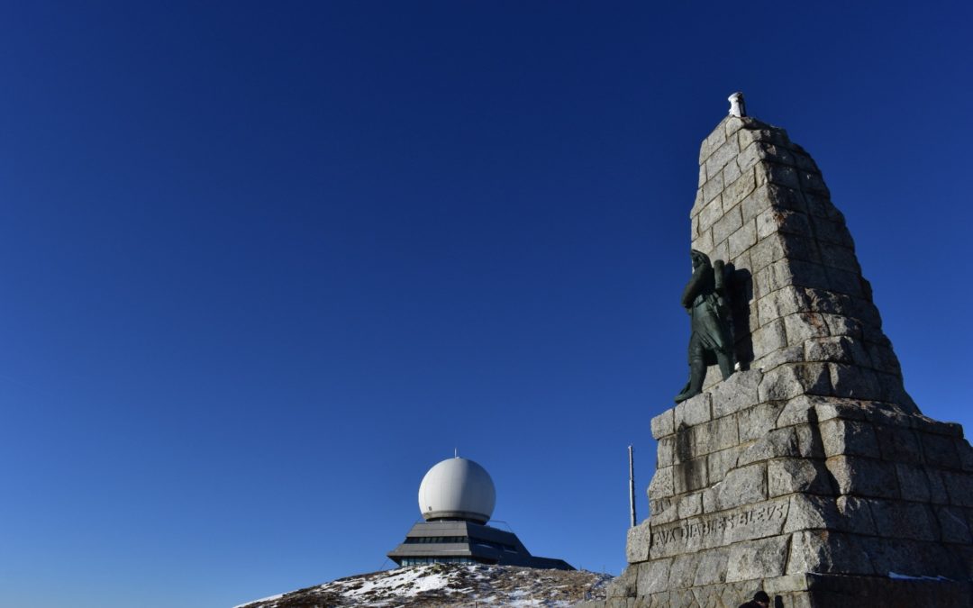 Radar de l'aviation civile et le monument en hommage aux diables bleus sur le sommet du Grand Ballon. Janvier 2022. Photo de Cendrine Miesch pour le blog de laptitealsacienne