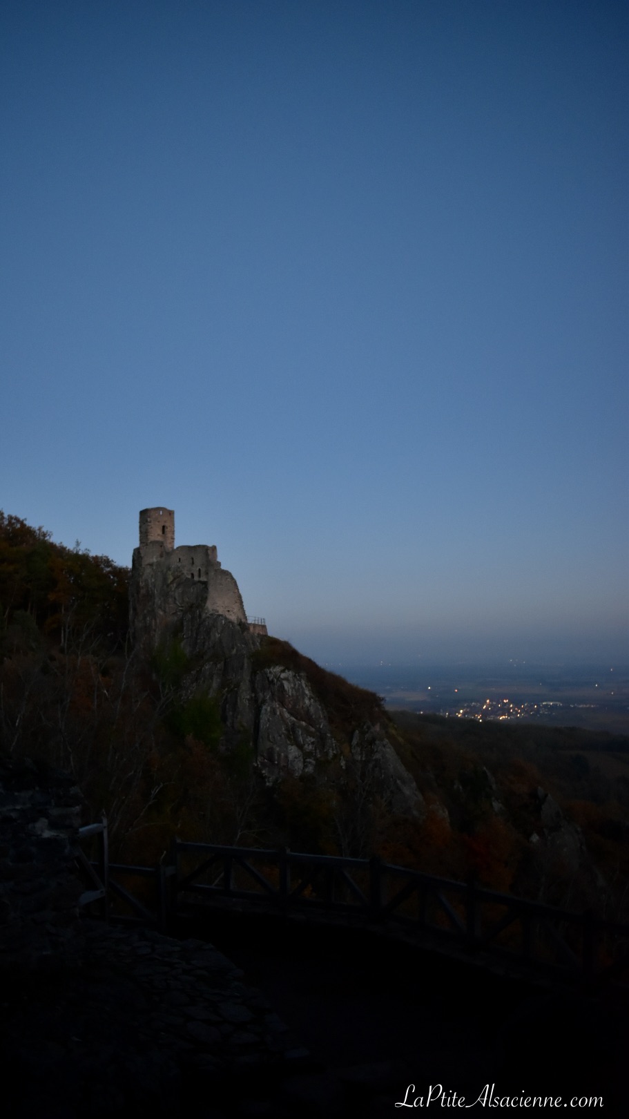 La Ruine du Girsberg à Ribeauvillé vu depuis le Saint Ulrich à la tombée de la nuit - Photo Cendrine Miesch