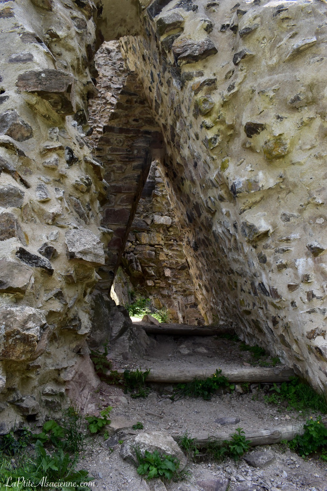 Château du Hugstein - Guebwiller et Buhl - Particularité d'un mur tombé - Château Fort en Alsace - Photo Cendrine Miesch