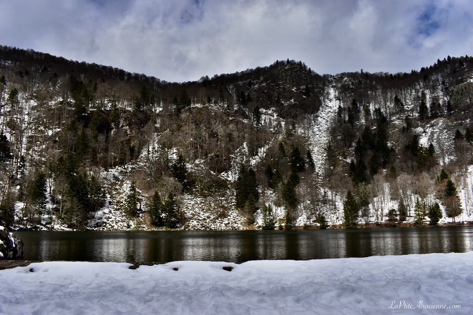 Lac des Perches aussi appelé le Sternsee, sous le Col des Perches et la Haute Bers, non loin de Rimbach-Près-Masevaux. Photo de Cendrine Miesch dite LaPtiteAlsacienne