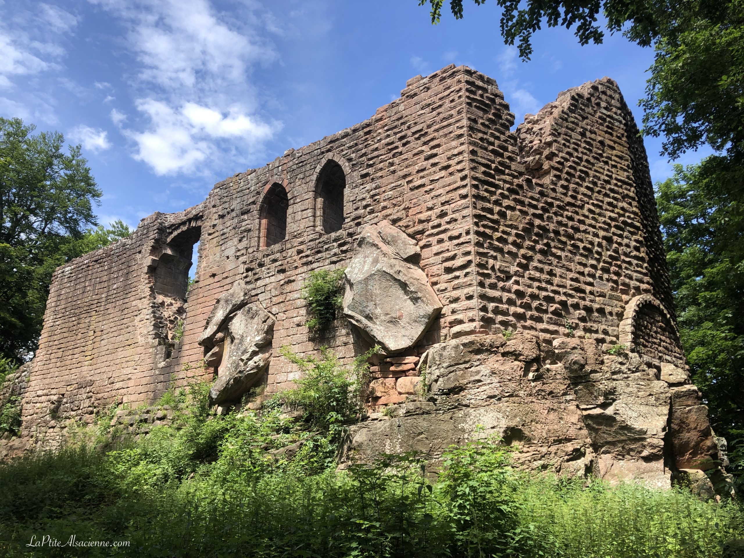 Ruine de l'Oedenbourg, à côté du château du Haut-Kœnigsbourg sur la commune d'Orschwiller, non loin de Sélestat. Photo qui date de juillet 2021 - Par Cendrine Miesch dite LaPtiteAlsacienne