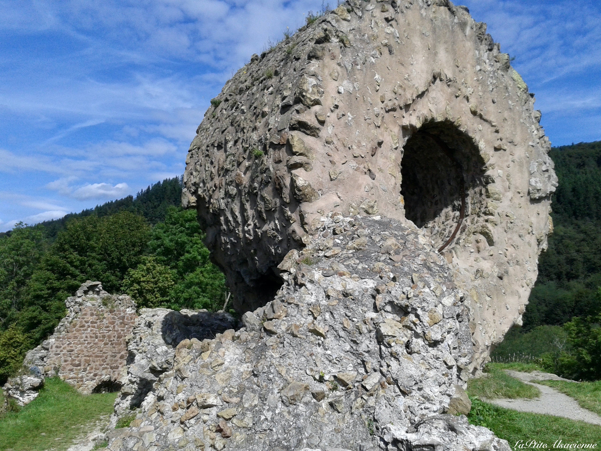 Ruine du château de l'Engelbourg - Oeil de la sorcière à Thann - Photo de Cendrine Miesch pour l'article des châteaux forts en Alsace