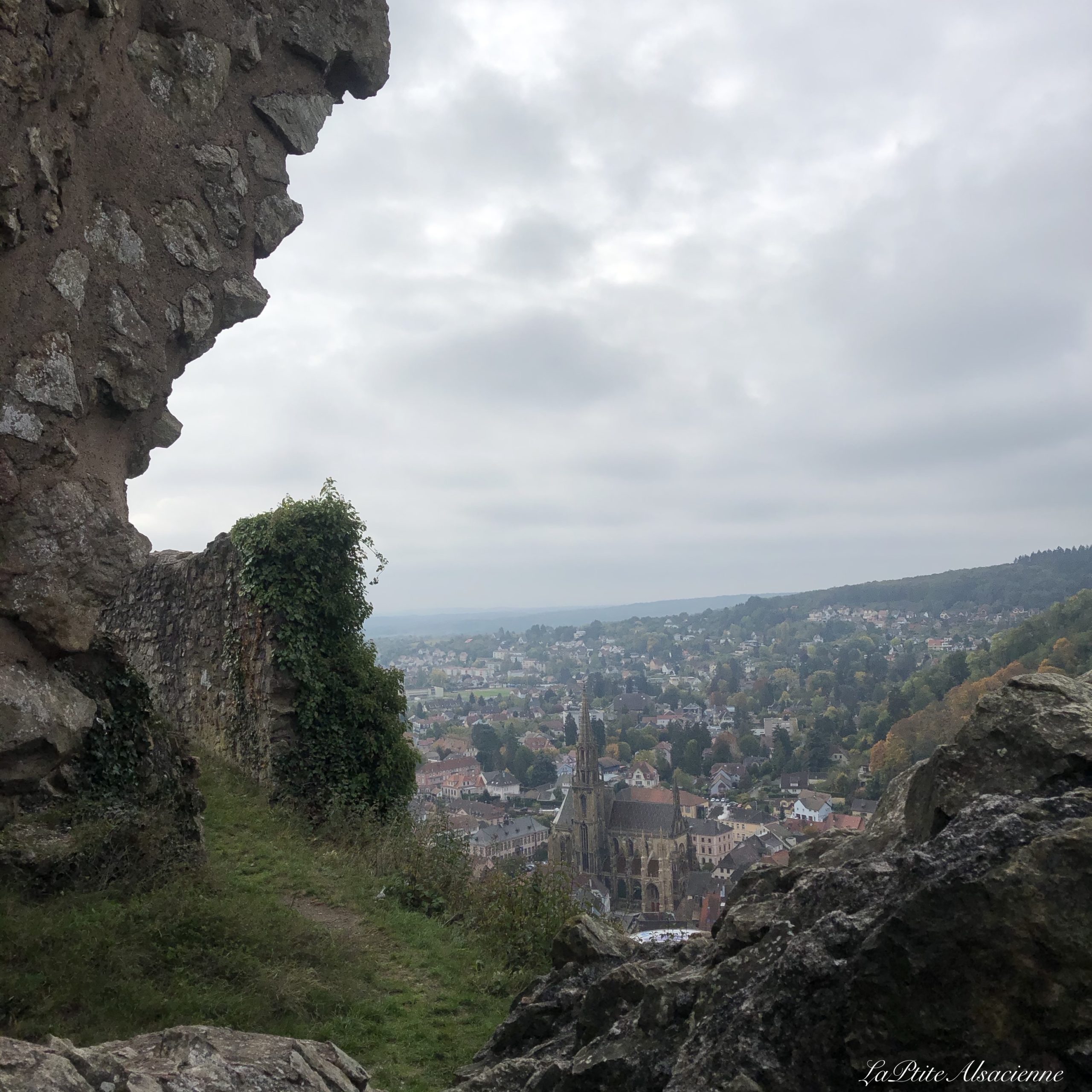 Vue sur Thann depuis le château de l'engelbourg oeil de la sorcière - Photo Cendrine Miesch