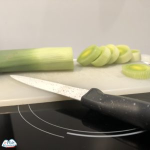 Quiche poireau Etape 03 émincer les poireaux - Photo de Cendrine Miesch pour la recette de la quiche aux poireaux, oignons, lardons et fromage de chèvre
