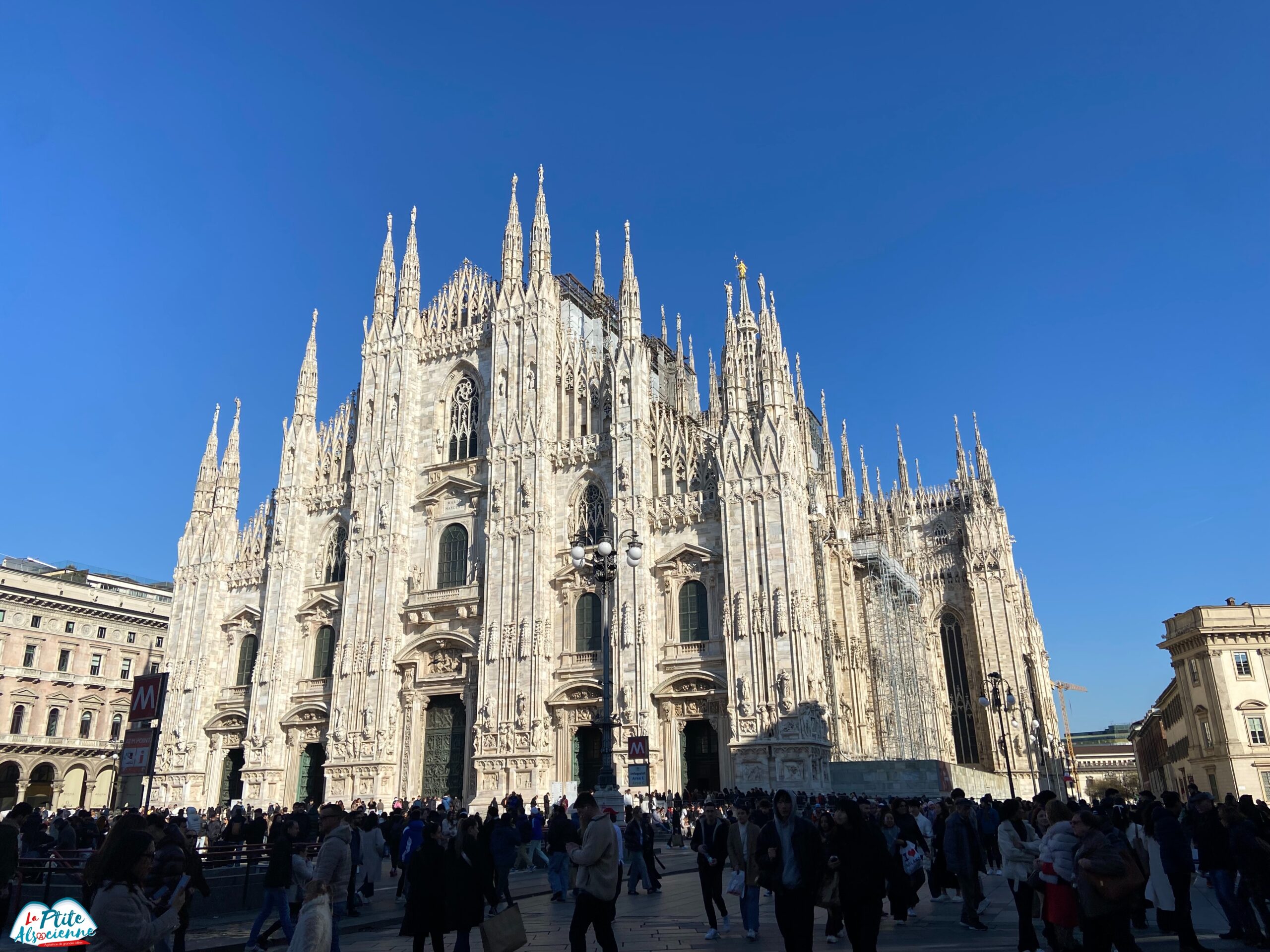 La cathédrale de Milan (duomo) est une véritable dentelle de pierre. Des sculptures de pierre blanche, un ciel magnifiquement bleu