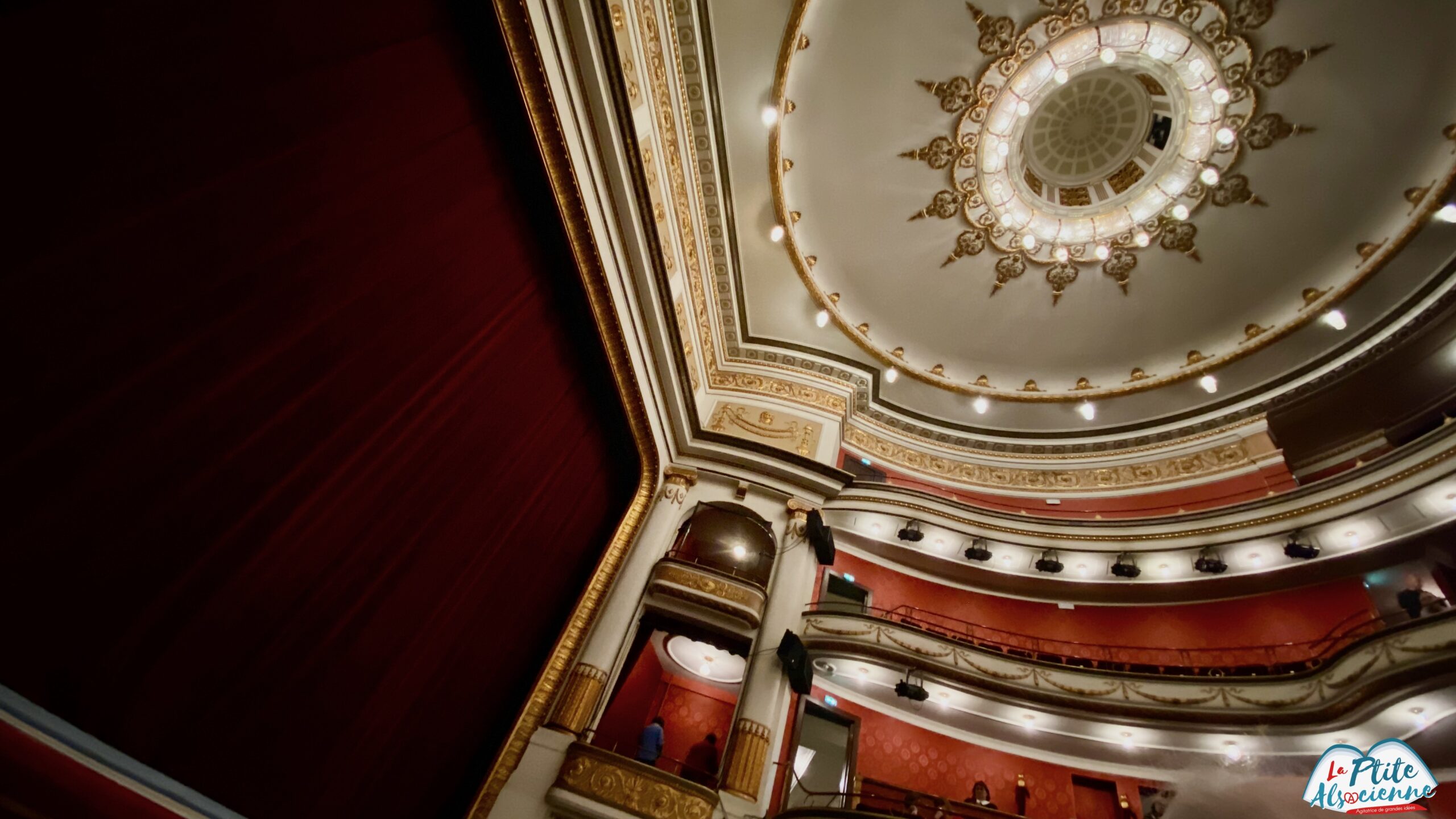 Intérieur du Théâtre de la Sinne, où se mélange les style... Théâtre, Musique, Spectacle...