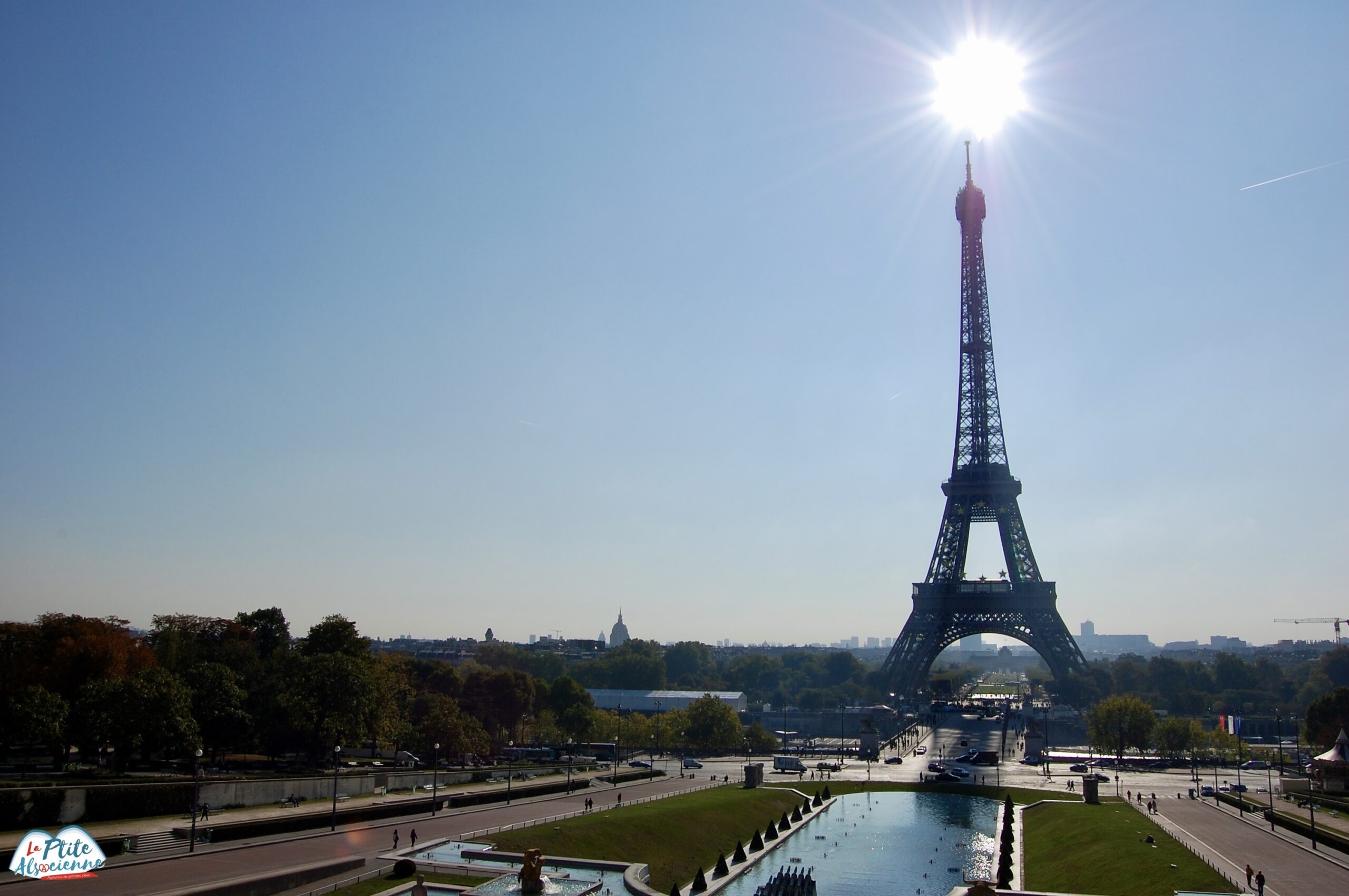 Paris, 2008. La lumière dorée du soleil transfigure la Tour Eiffel, symbole éternel de la Ville Lumière. Un instant de grâce capturé dans un écrin de bleu pur.
