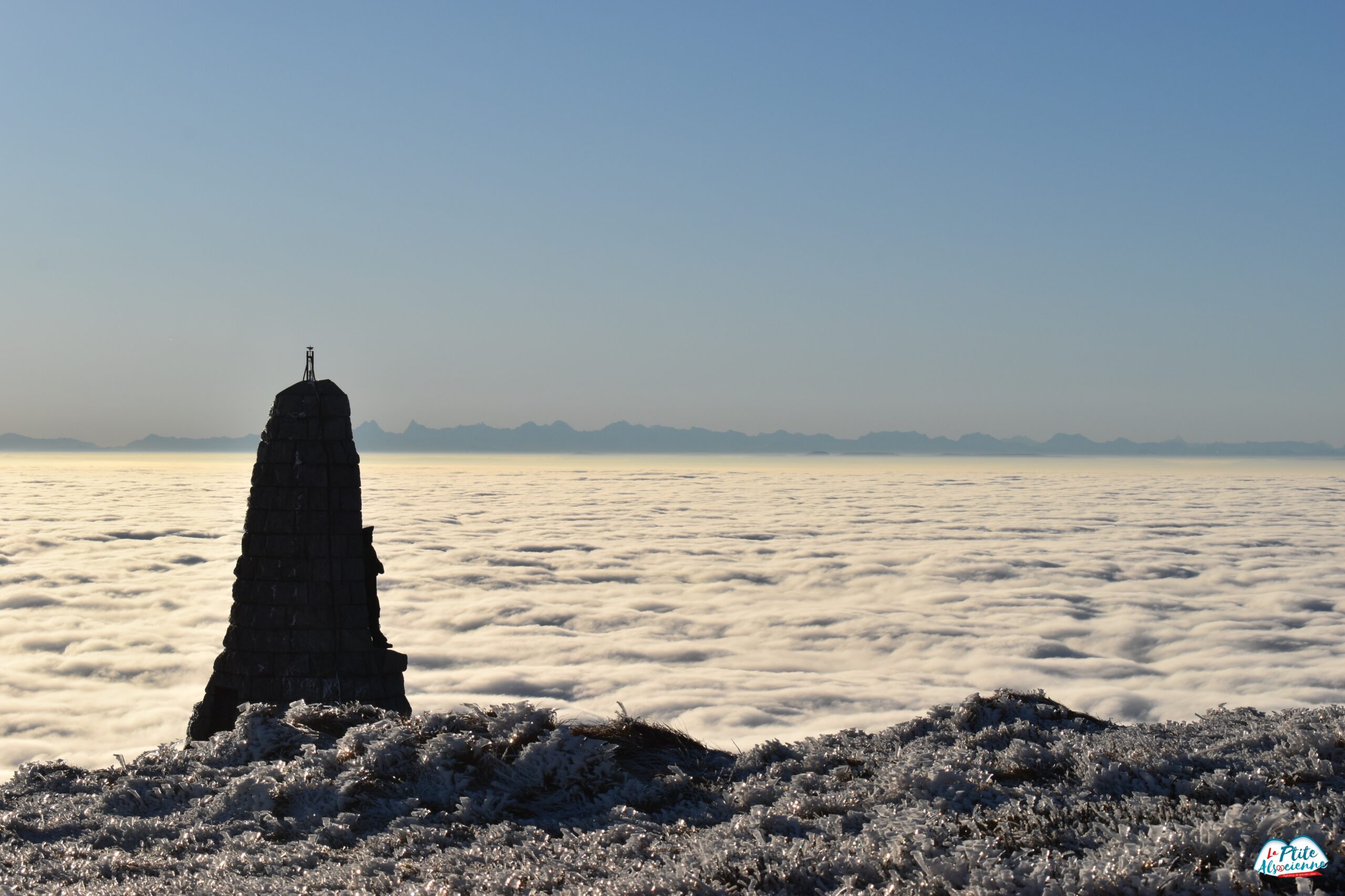 Sommet du Grand Ballon avec le monument diable bleu et la mer de nuage