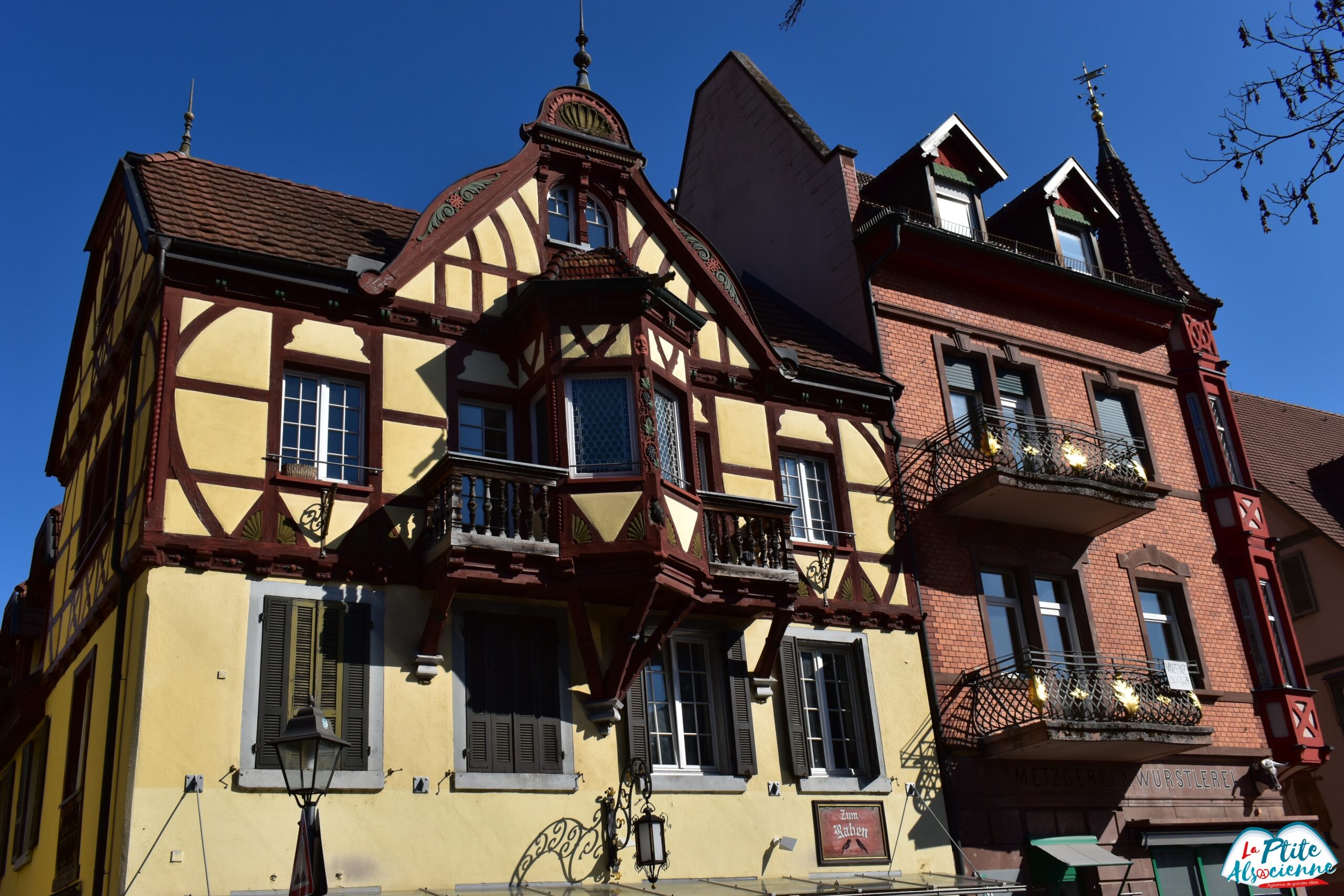 Façade du bar Zum Raben et de la boucherie, Haslach im Kinzigtal en Forêt Noire