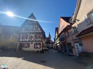 Ruelle avec l'église Saint Arbogast en arrière plan